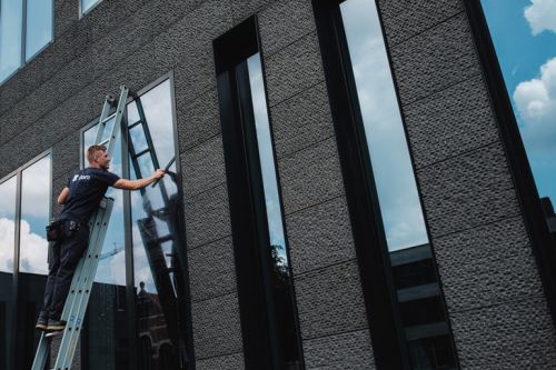 Facilicom, Gom, glasreiniging, glaswas, gevelreiniging, schoonmaak, special cleaning, graffiti, anti-graffiticoatings, glasreiniging, hoogwerkers, ruitenwassers, VCA