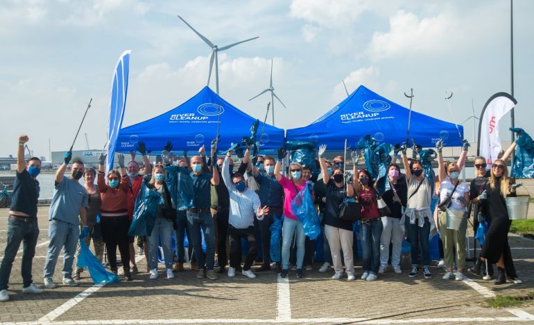 River Cleanup Antwerpen.jpg Groepsfoto van vrijwilligers River Cleanup in de haven van Antwerpen