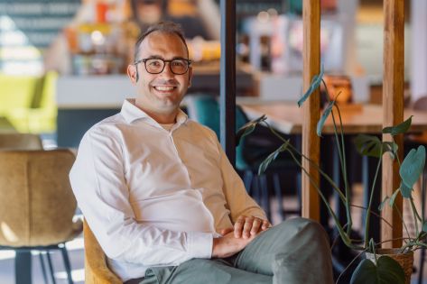 Ronald poseert lachend in stoel