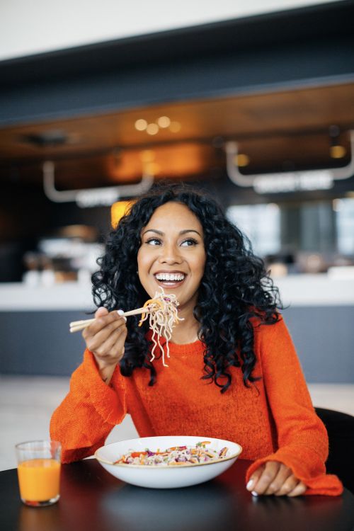 Vrouw geniet van gezonde lunch van Food&i