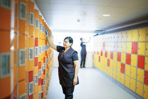 Schoonmakers die lockers reinigen