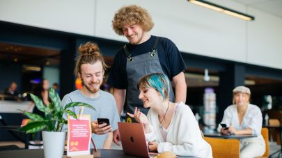 collega's lachen tijdens lunch